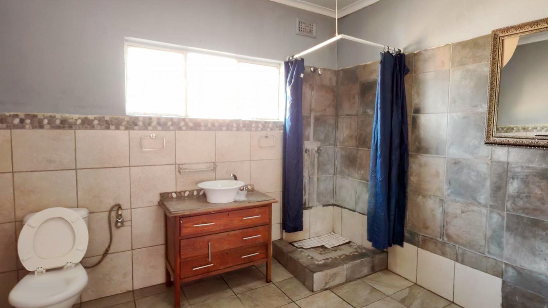Main Bathroom of property in Scottsville PMB