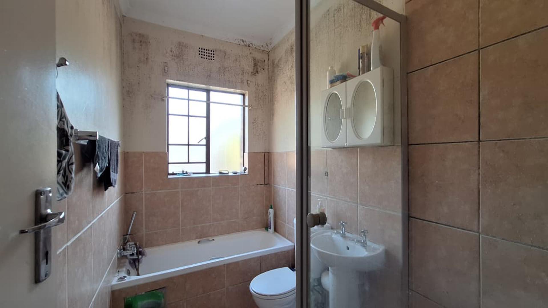 Bathroom 1 - 6 square meters of property in Rand Collieries Sh