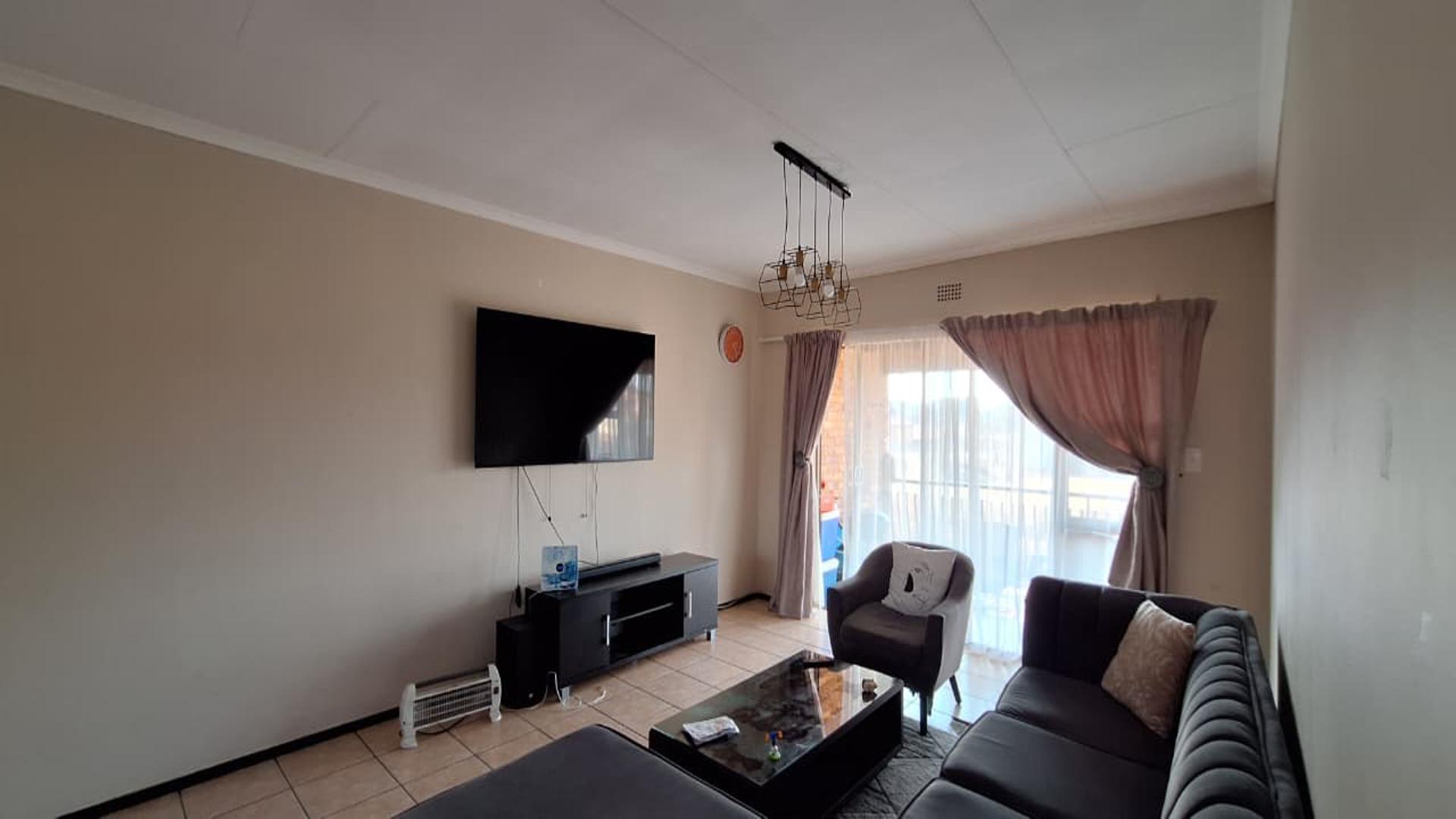Lounges - 23 square meters of property in Rand Collieries Sh