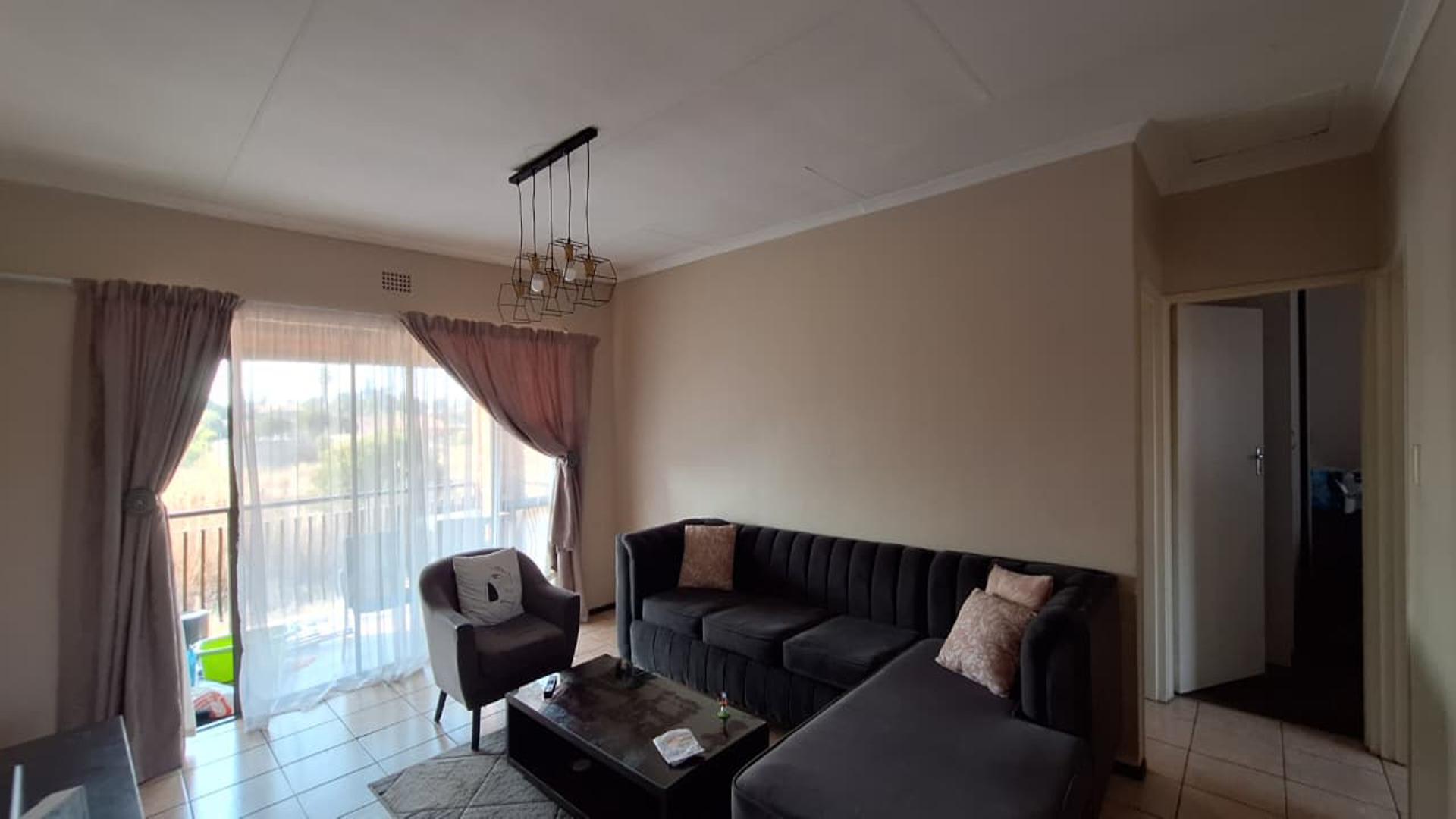 Lounges - 23 square meters of property in Rand Collieries Sh