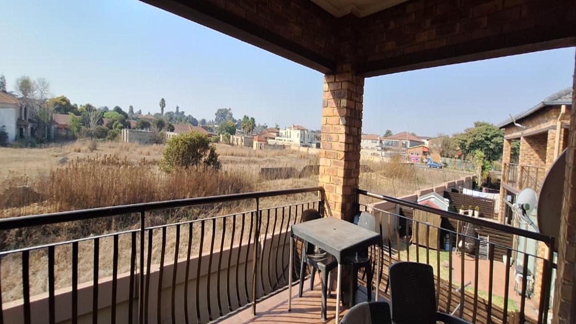Balcony - 11 square meters of property in Rand Collieries Sh