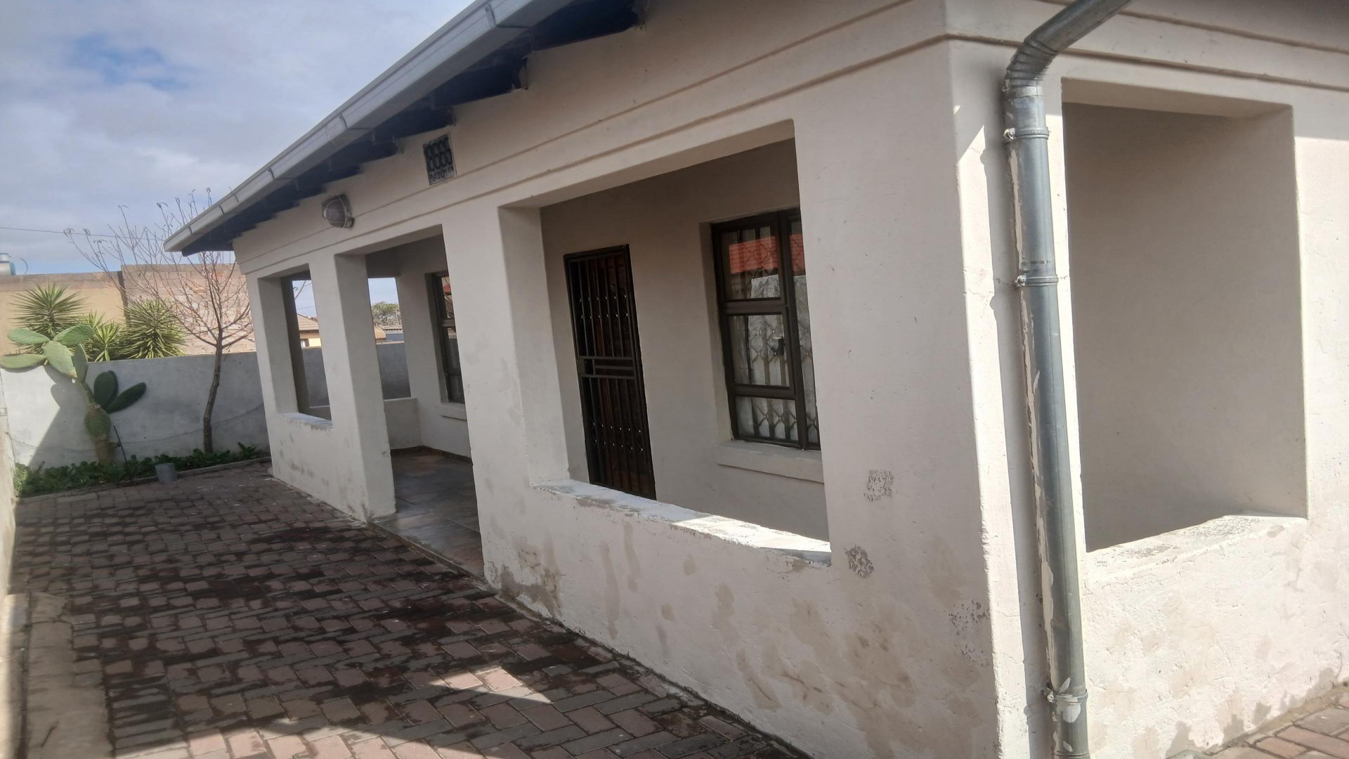 Front View of property in Bram Fischerville