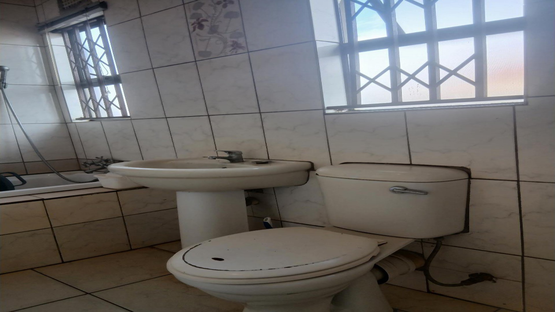 Bathroom 1 - 9 square meters of property in Bram Fischerville
