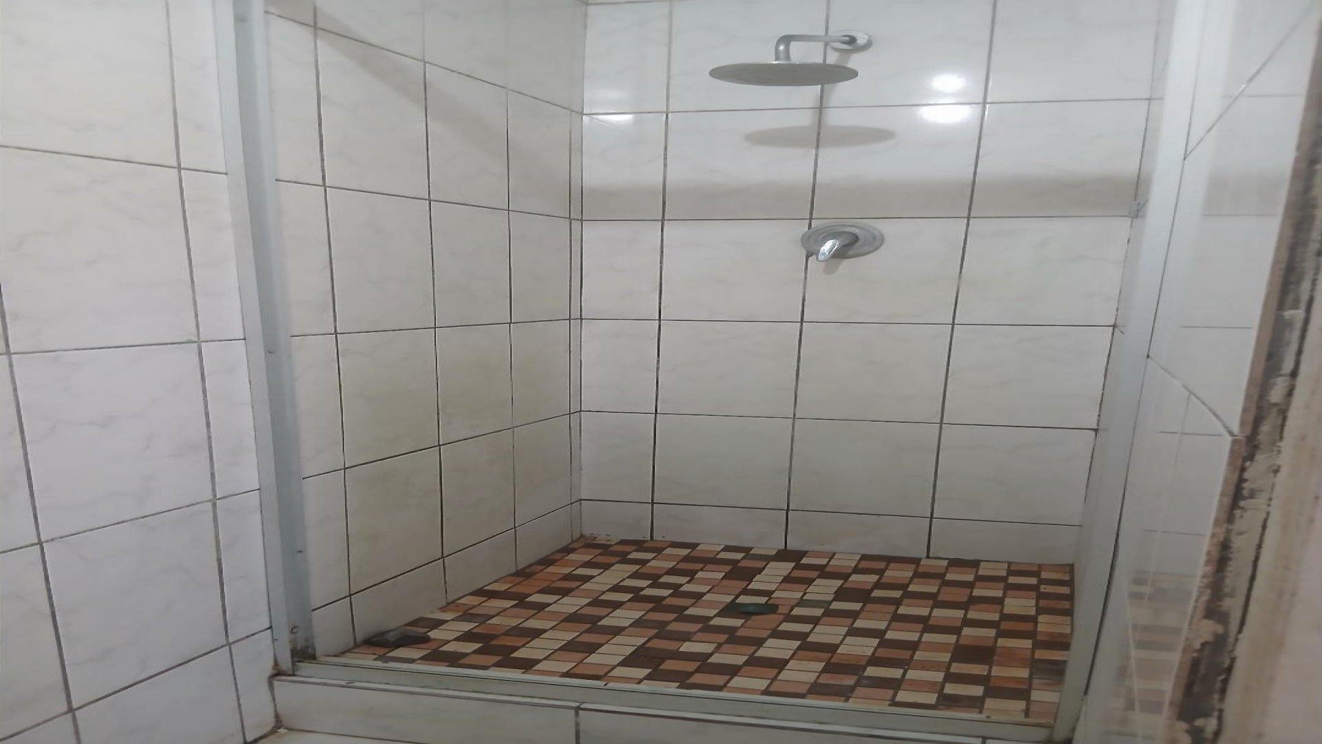 Bathroom 1 - 9 square meters of property in Bram Fischerville