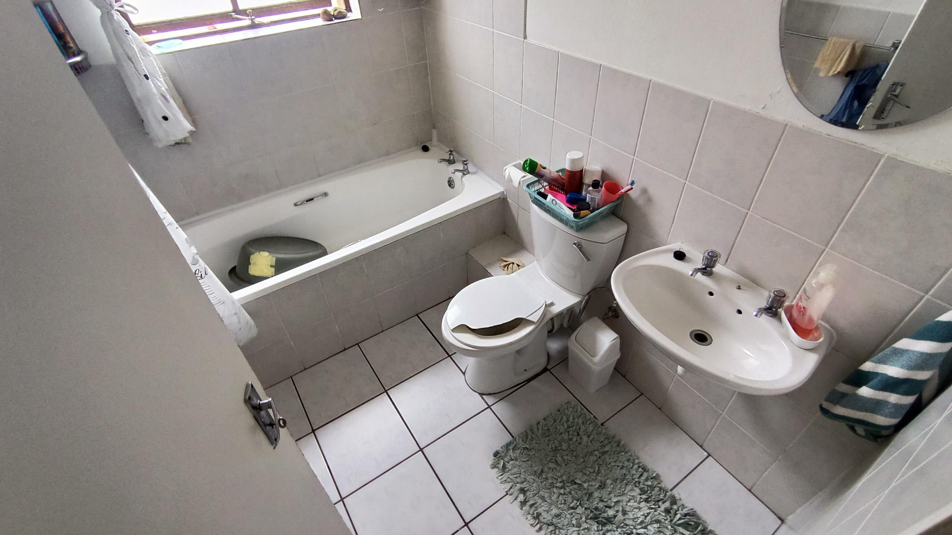 Bathroom 1 - 5 square meters of property in Milnerton