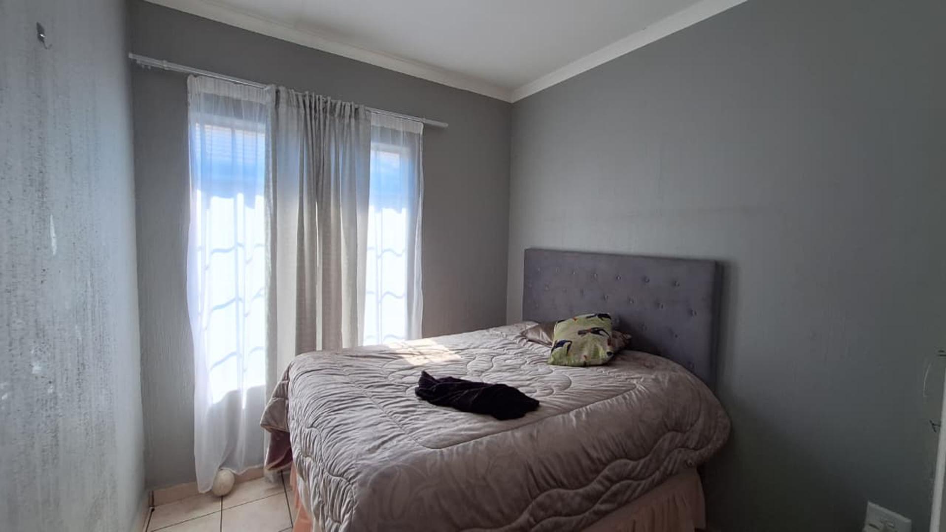 Bed Room 1 - 11 square meters of property in Comet