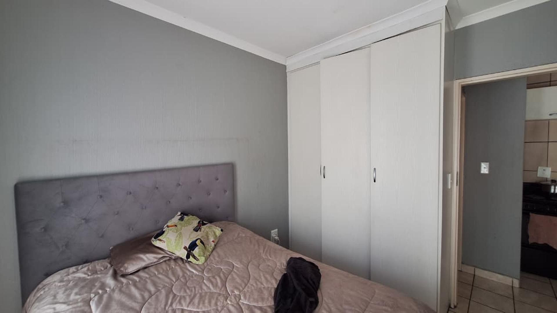 Bed Room 1 - 11 square meters of property in Comet