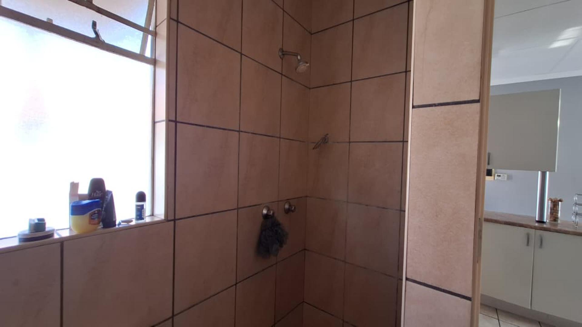 Bathroom 1 - 4 square meters of property in Comet