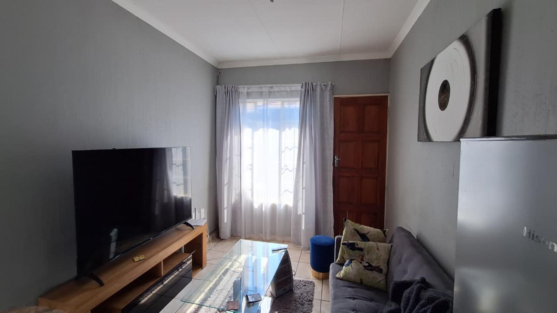 Lounges - 11 square meters of property in Comet