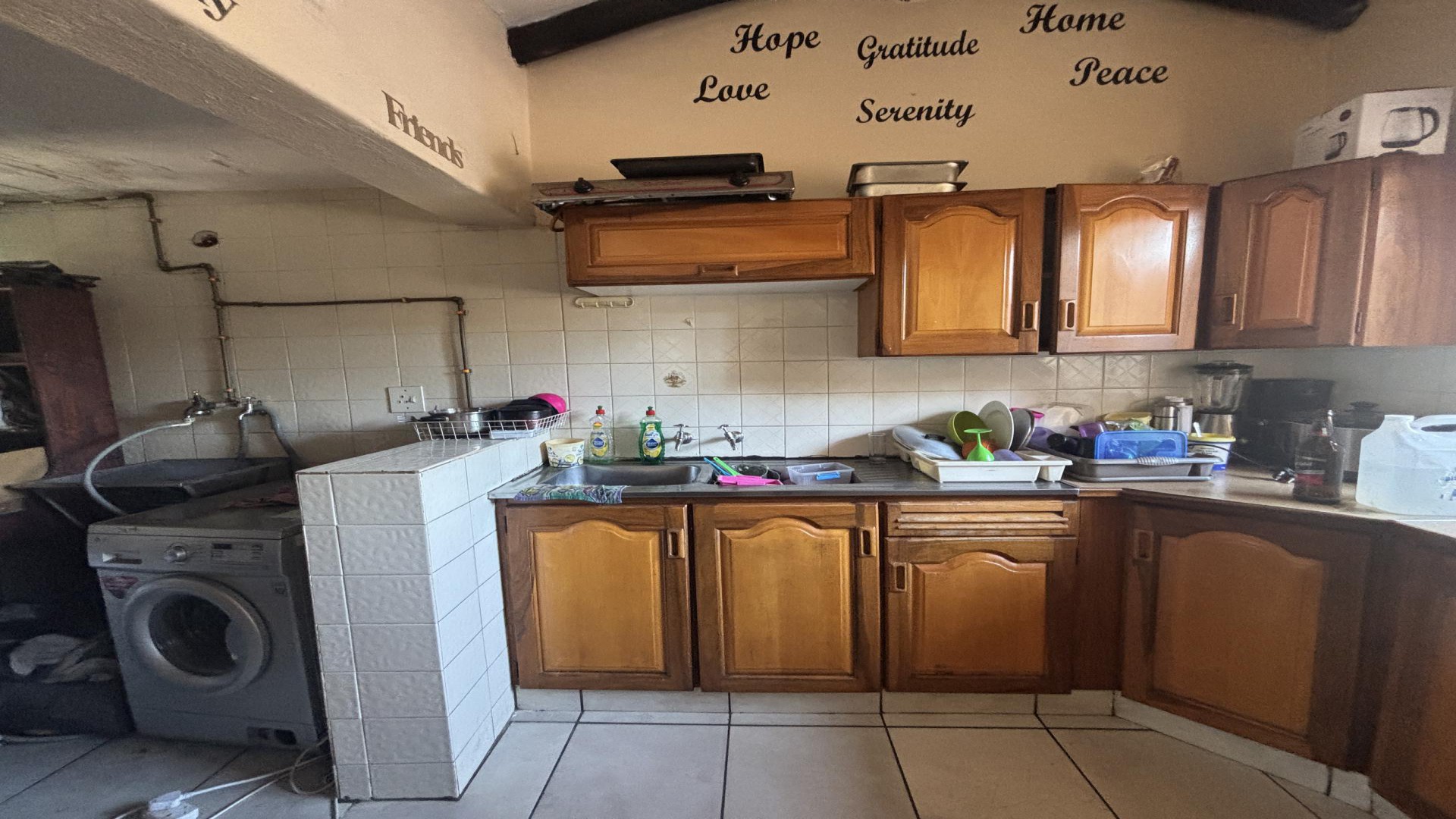 Kitchen of property in Lambton Gardens