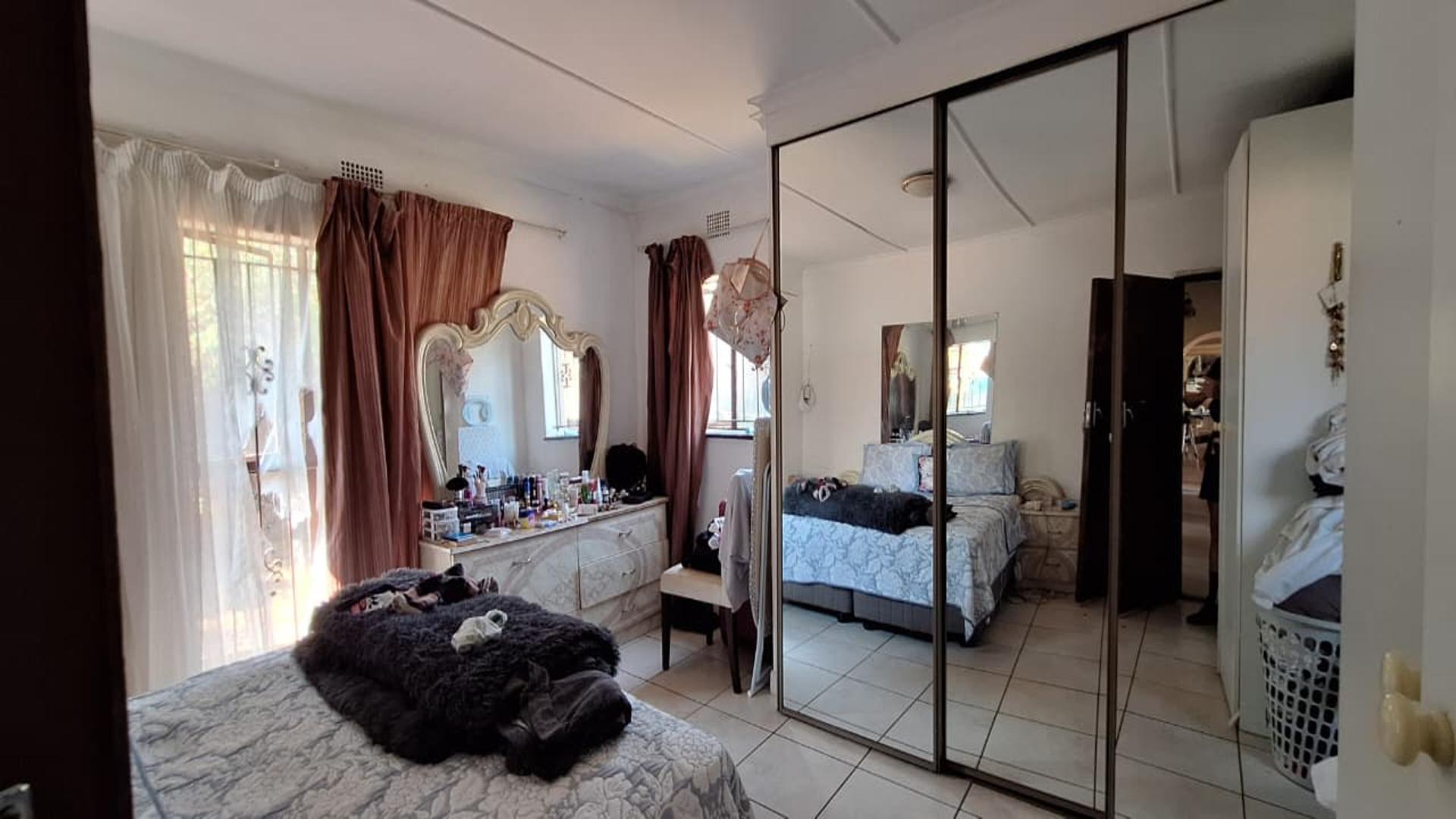 Main Bedroom - 18 square meters of property in Lambton Gardens