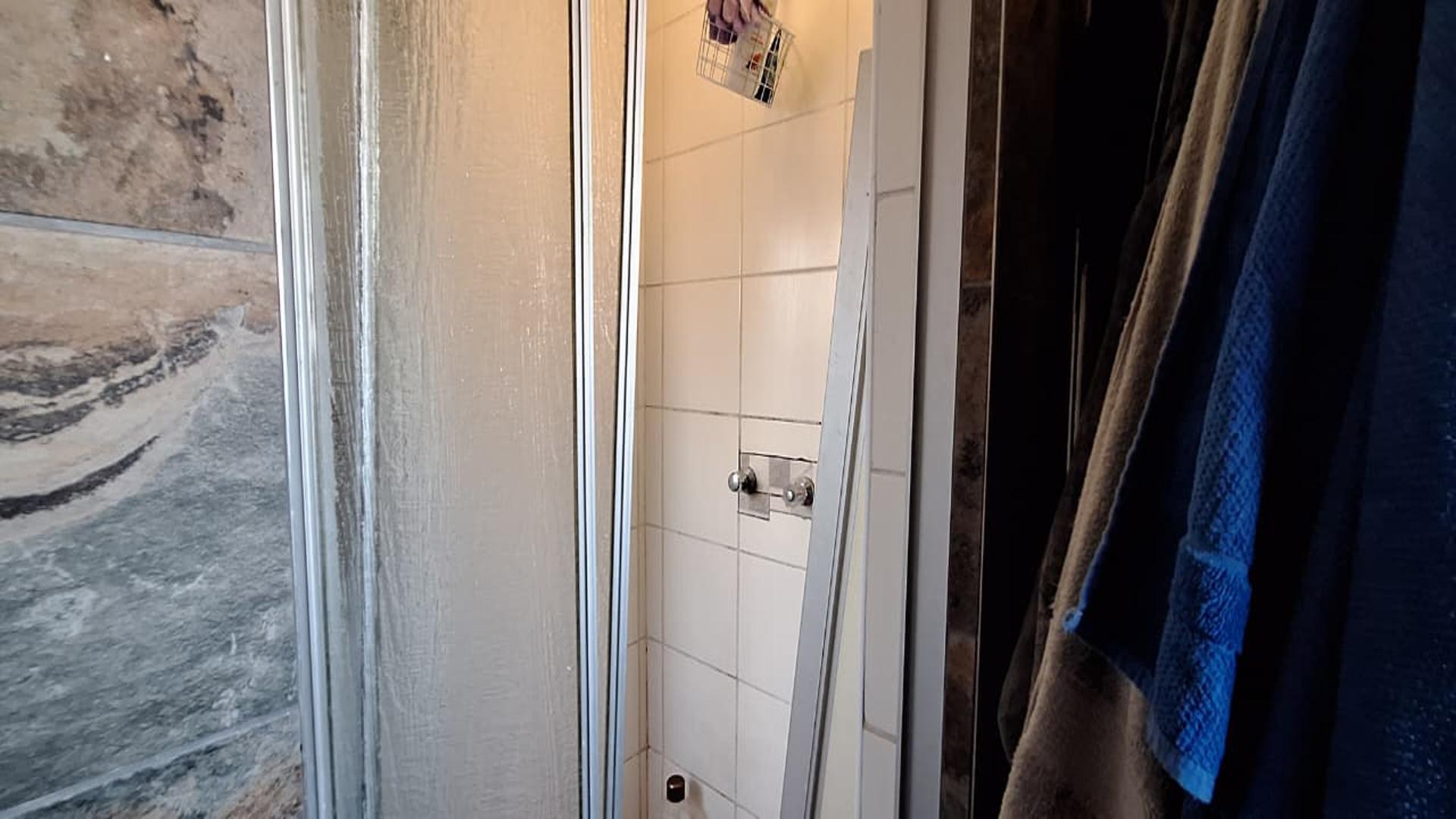 Main Bathroom - 5 square meters of property in Lambton Gardens