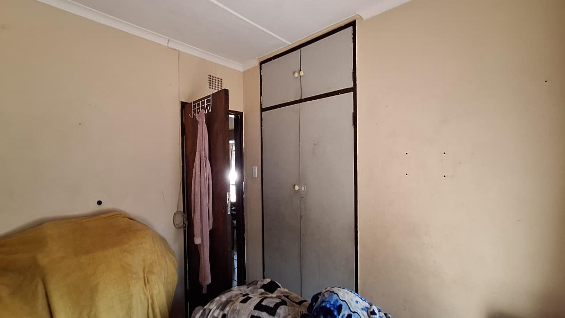 Bed Room 1 - 11 square meters of property in Lambton Gardens