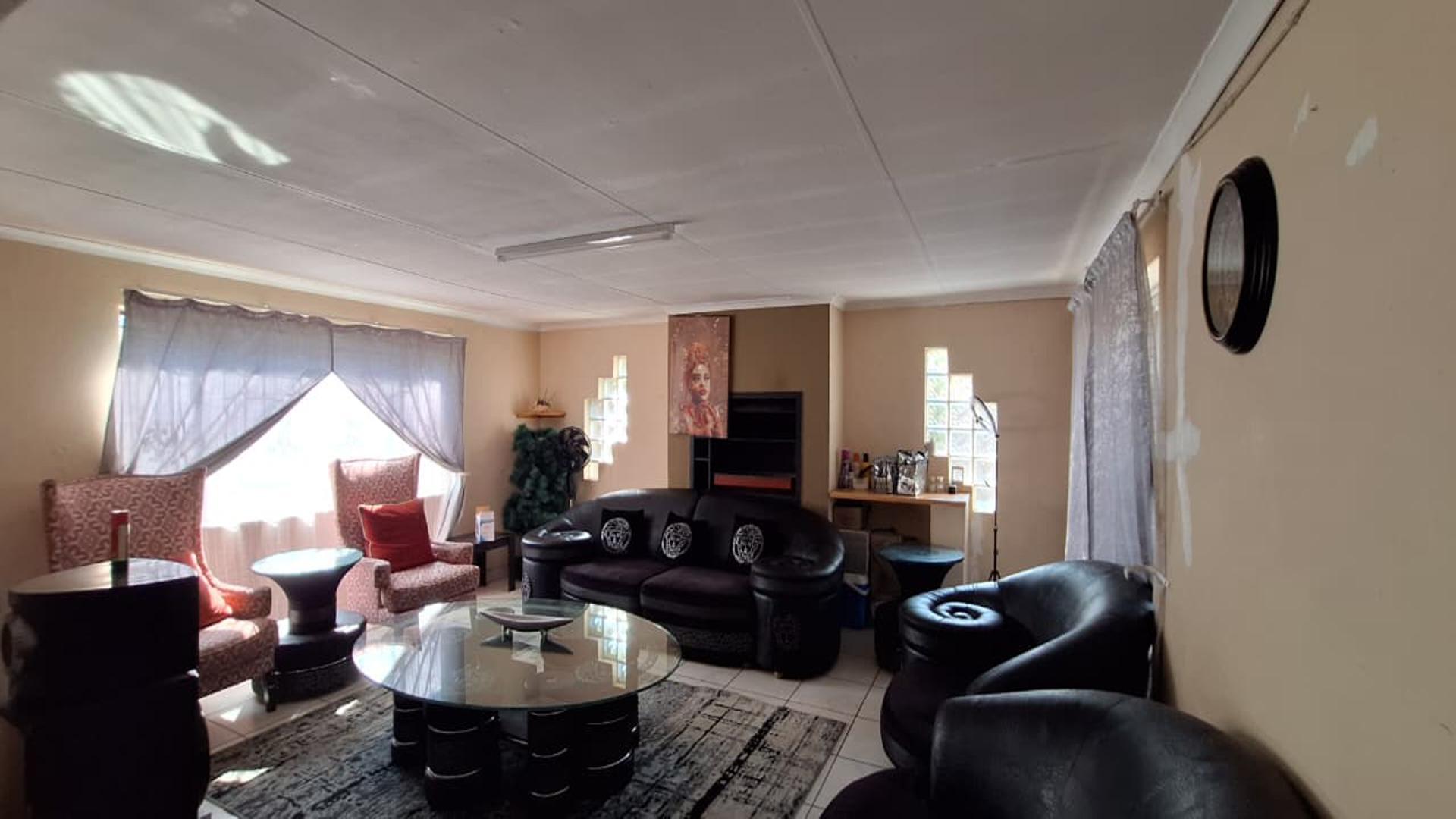 Lounges - 28 square meters of property in Lambton Gardens