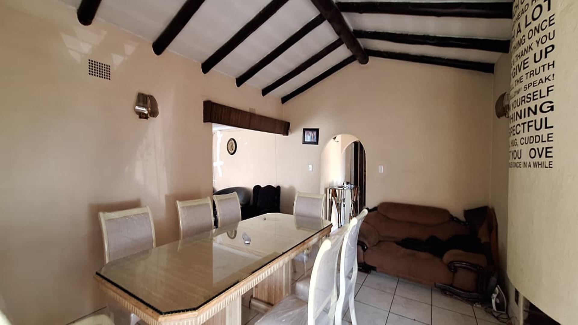 Dining Room - 23 square meters of property in Lambton Gardens