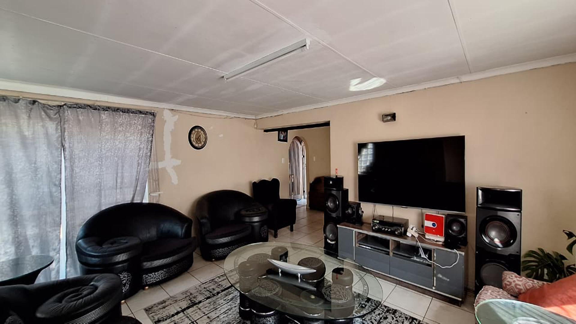 Lounges - 28 square meters of property in Lambton Gardens