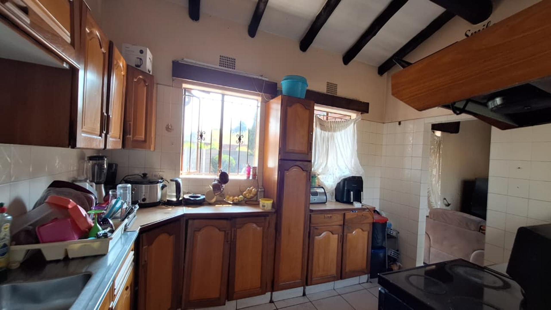 Kitchen - 11 square meters of property in Lambton Gardens