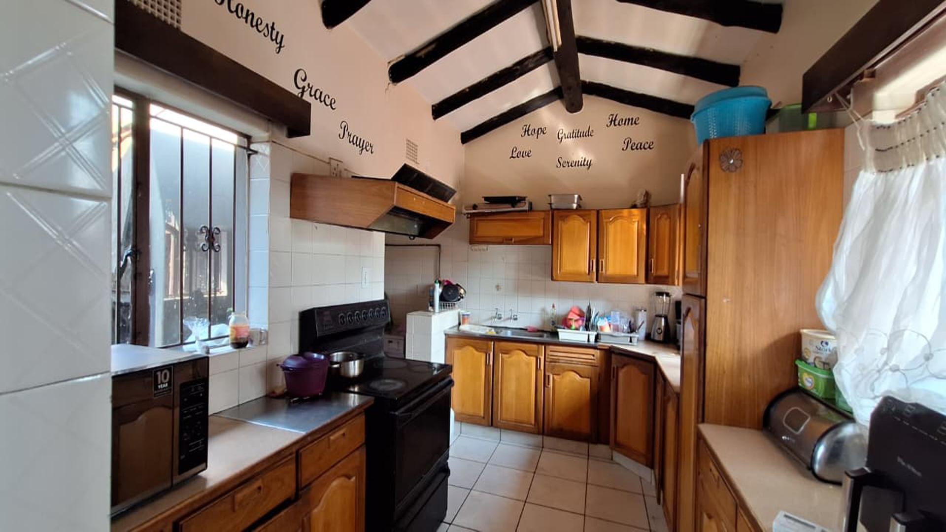 Kitchen - 11 square meters of property in Lambton Gardens