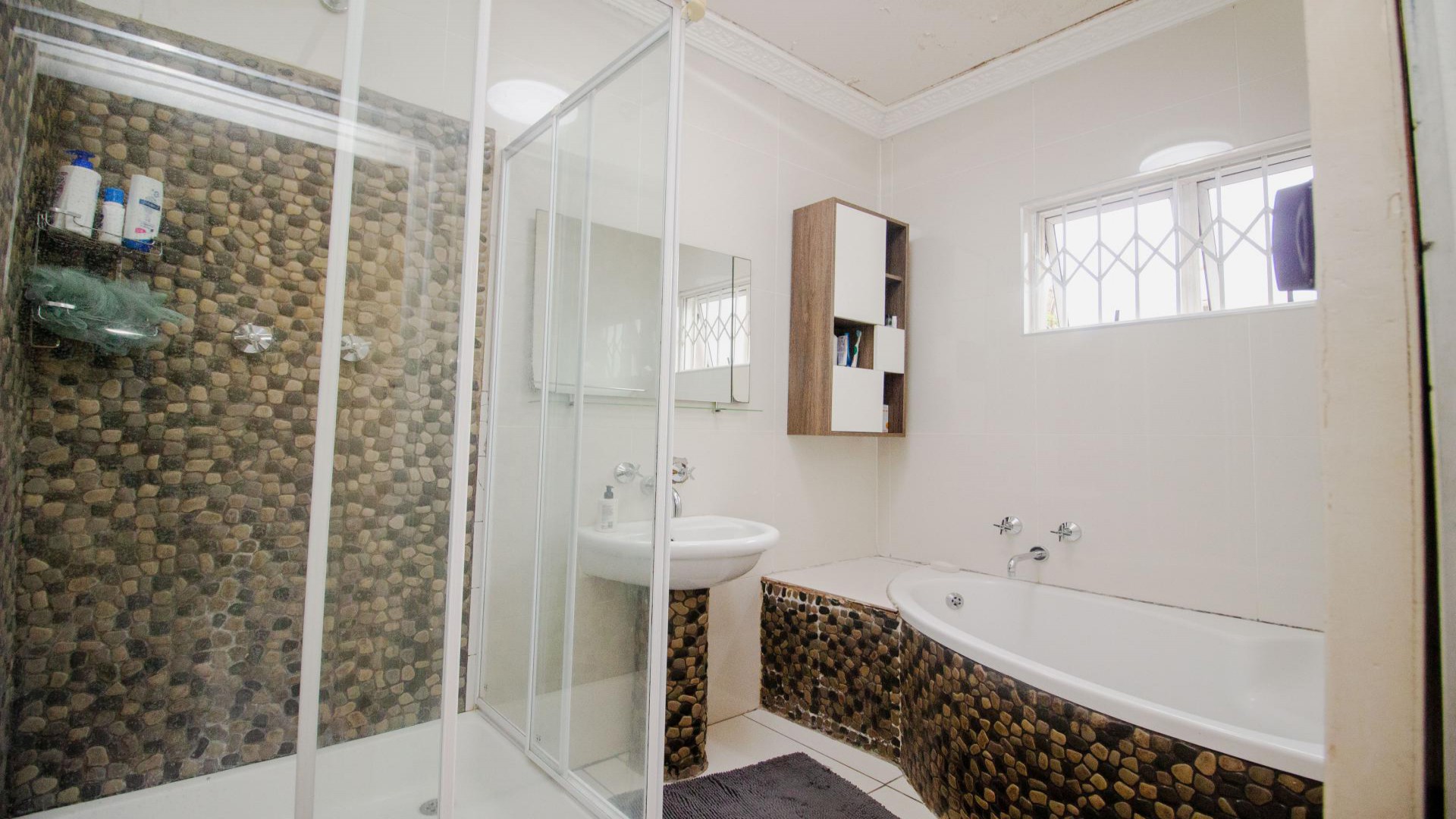 Bathroom 1 of property in Bulwer (Dbn)
