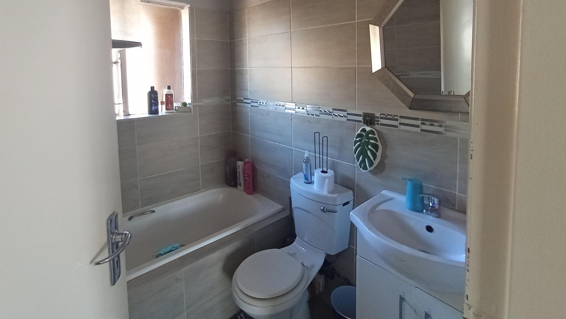 Bathroom 1 - 4 square meters of property in Clarina