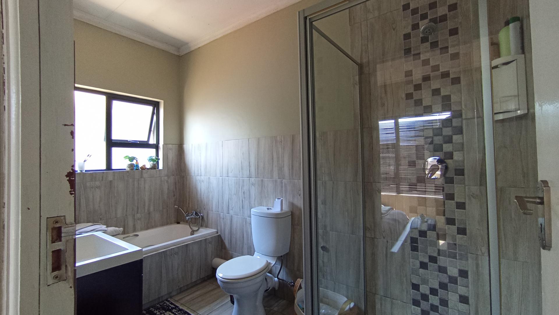 Bathroom 2 - 7 square meters of property in Noordwyk