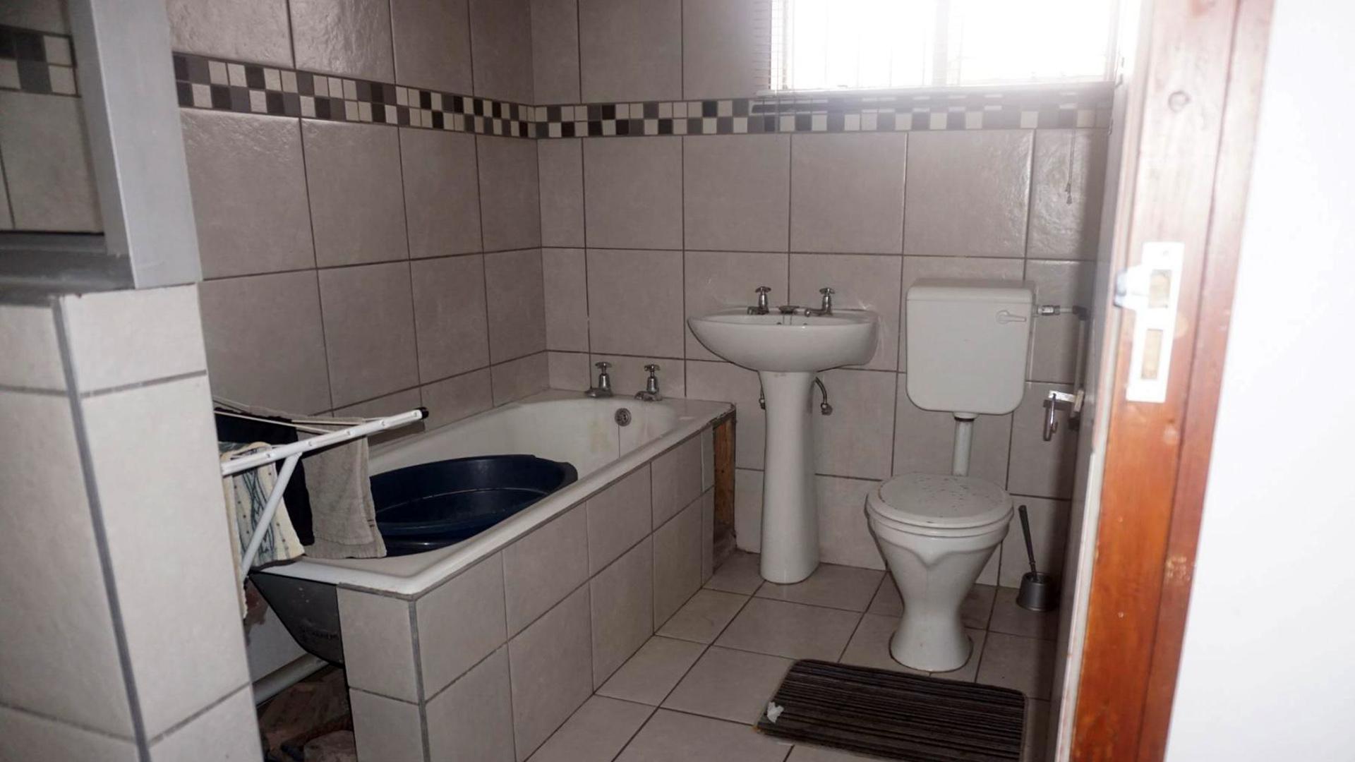 Bathroom 1 of property in Willows