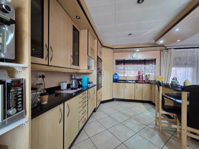 4 Bedroom House for Sale For Sale in Brackendowns - MR718755