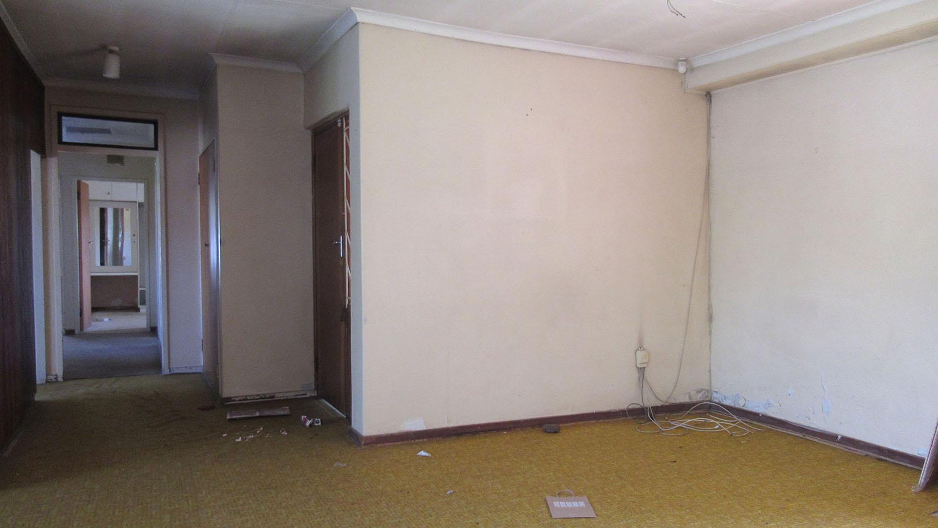 Lounges - 22 square meters of property in Strubenvale