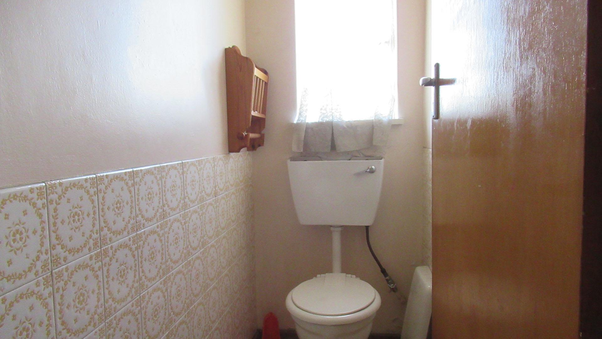 Bathroom 2 - 13 square meters of property in Strubenvale