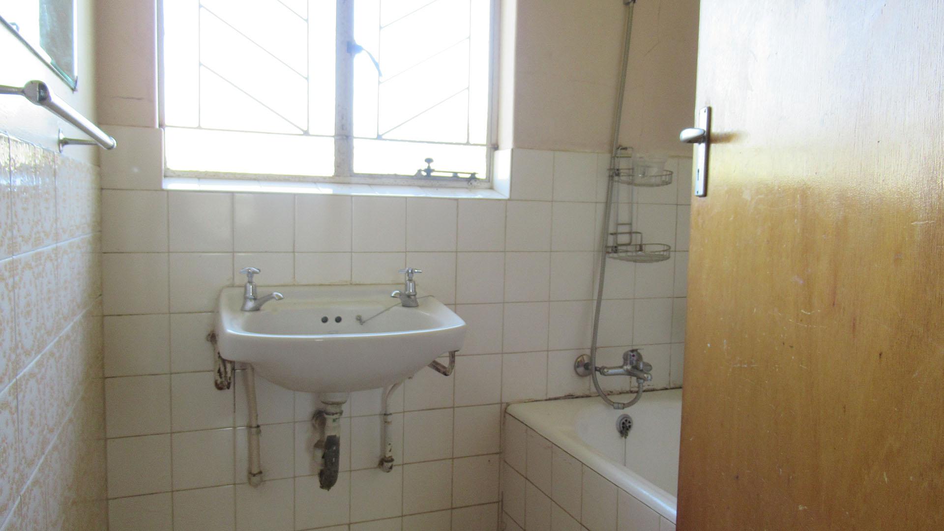 Bathroom 1 - 4 square meters of property in Strubenvale
