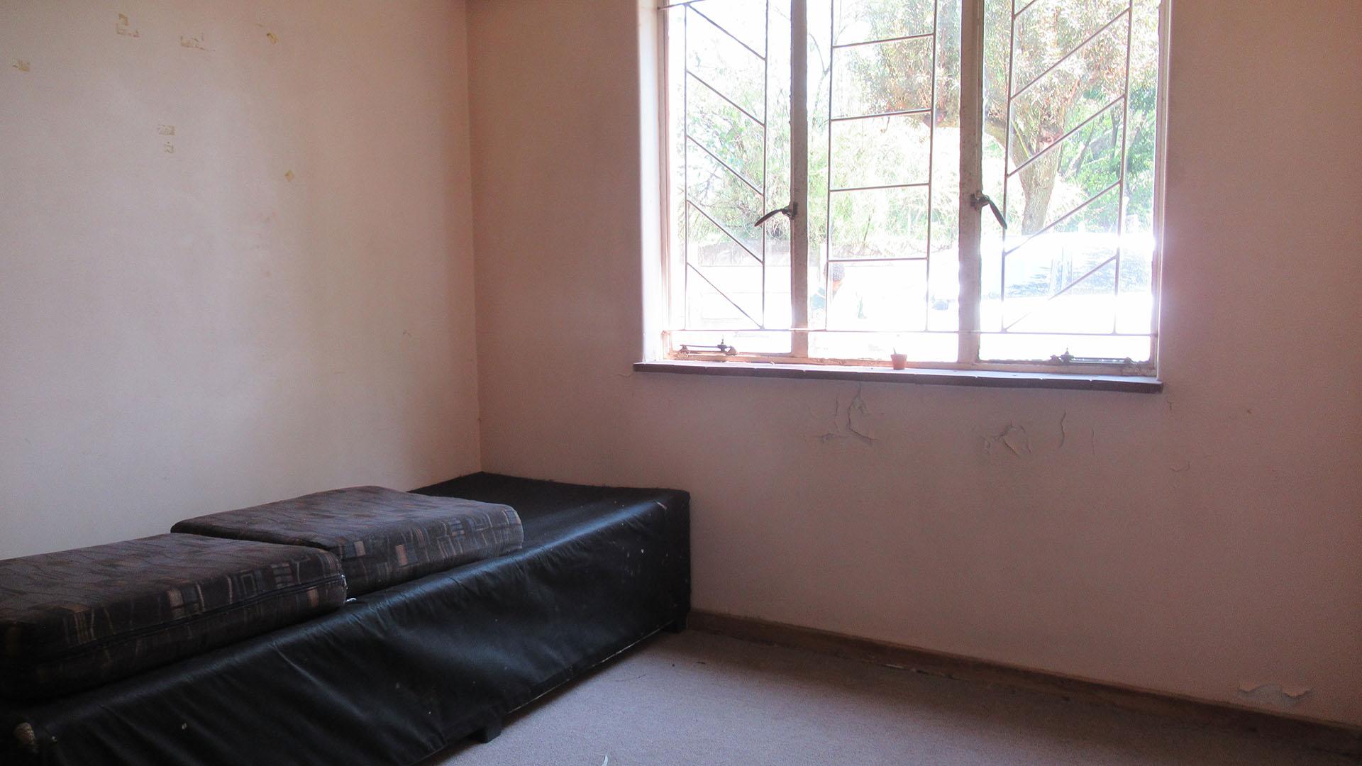 Bed Room 1 - 13 square meters of property in Strubenvale
