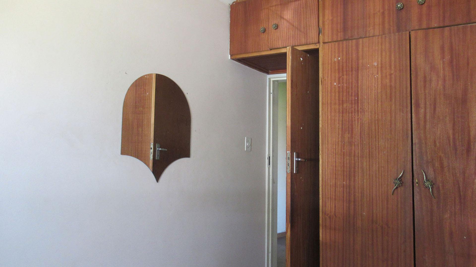 Bed Room 1 - 13 square meters of property in Strubenvale