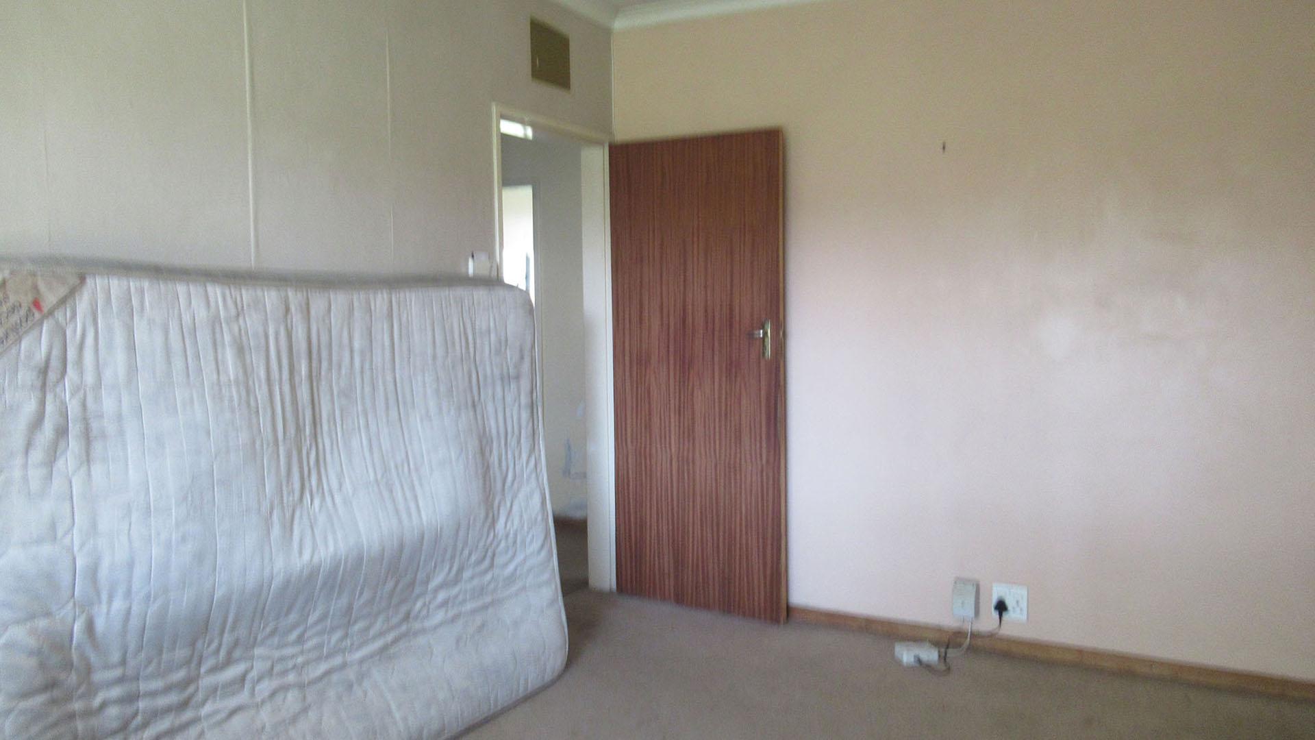 Main Bedroom - 17 square meters of property in Strubenvale