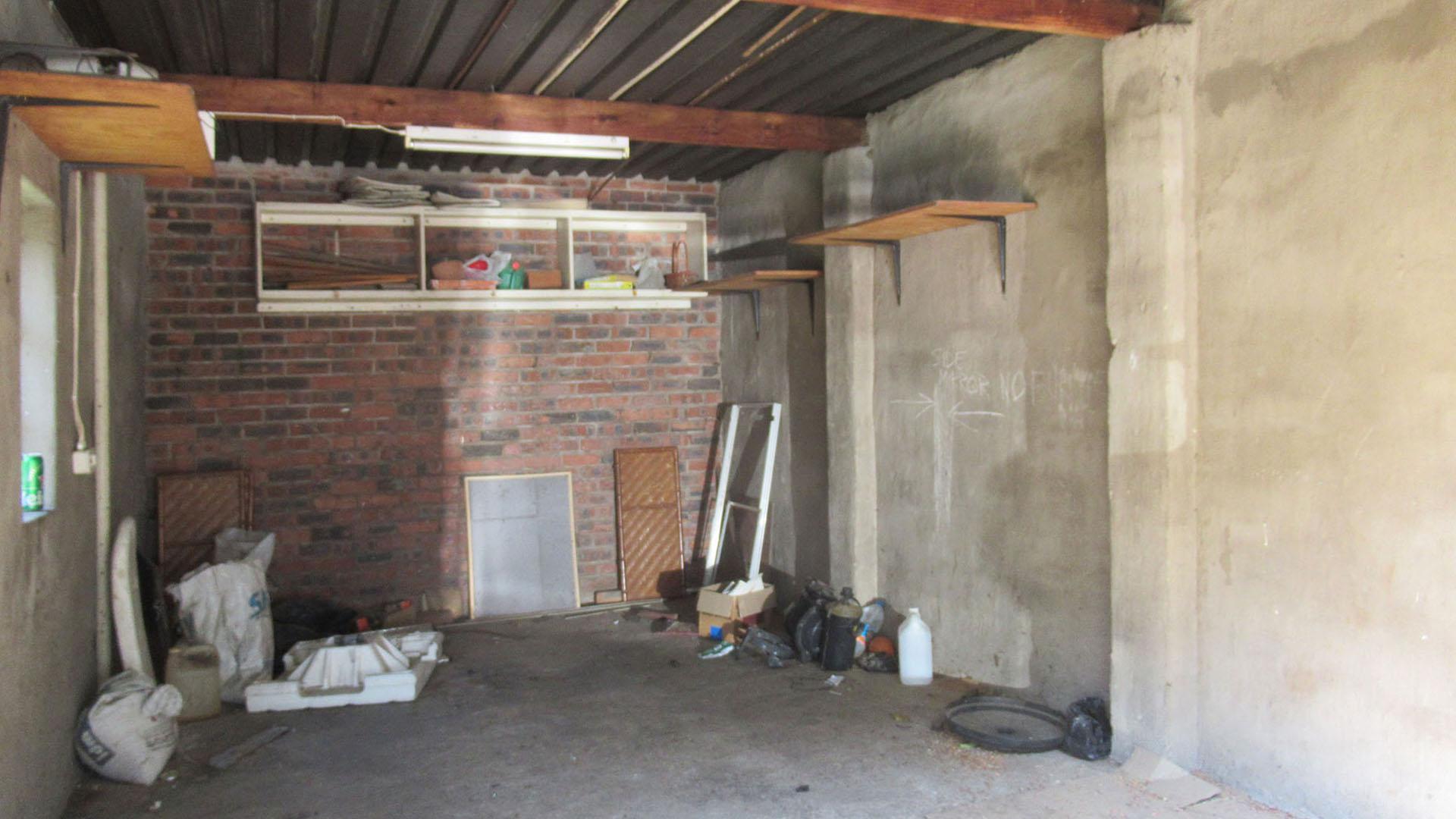 Garage - 22 square meters of property in Strubenvale