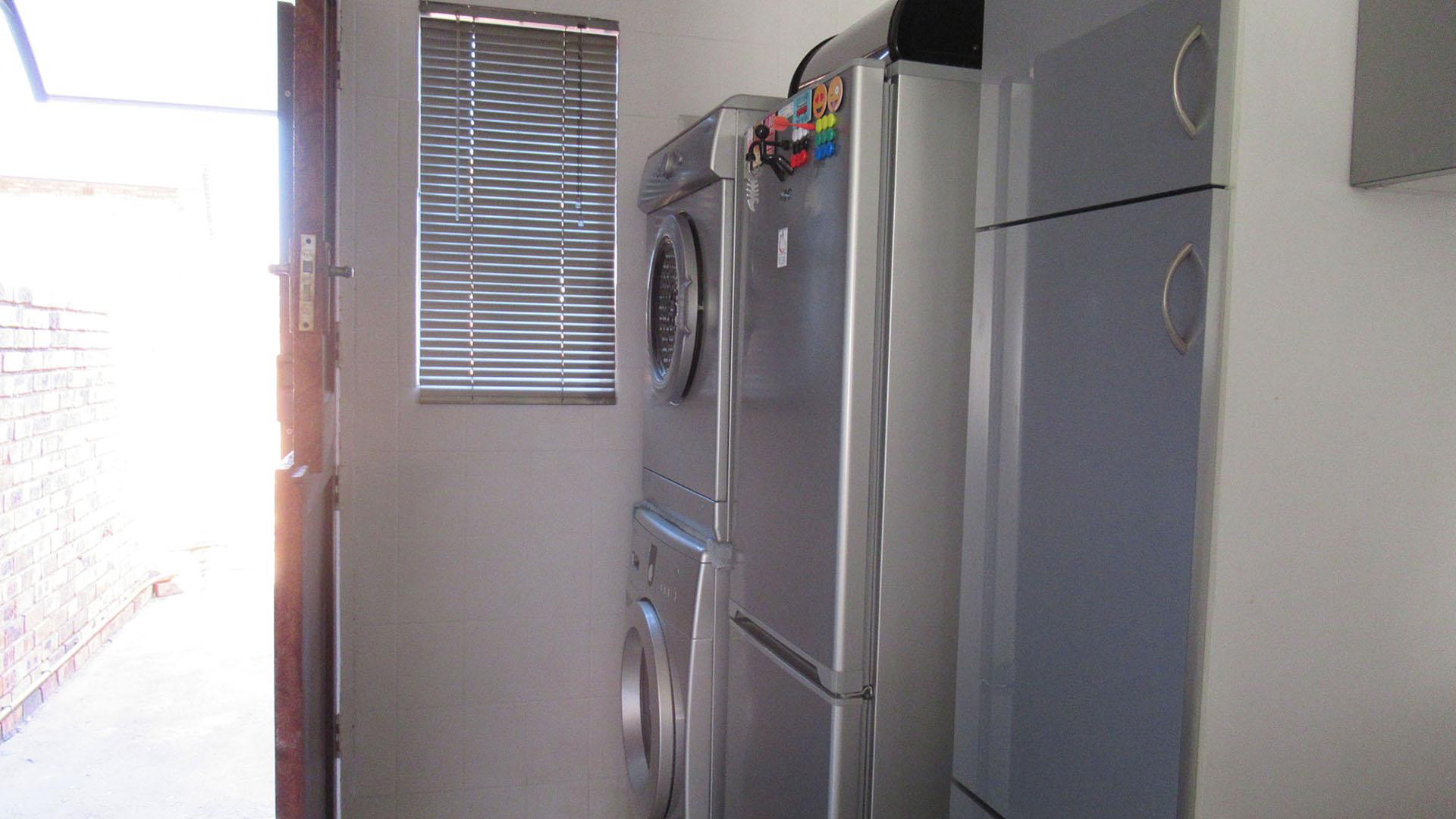 Kitchen - 12 square meters of property in Roodekrans