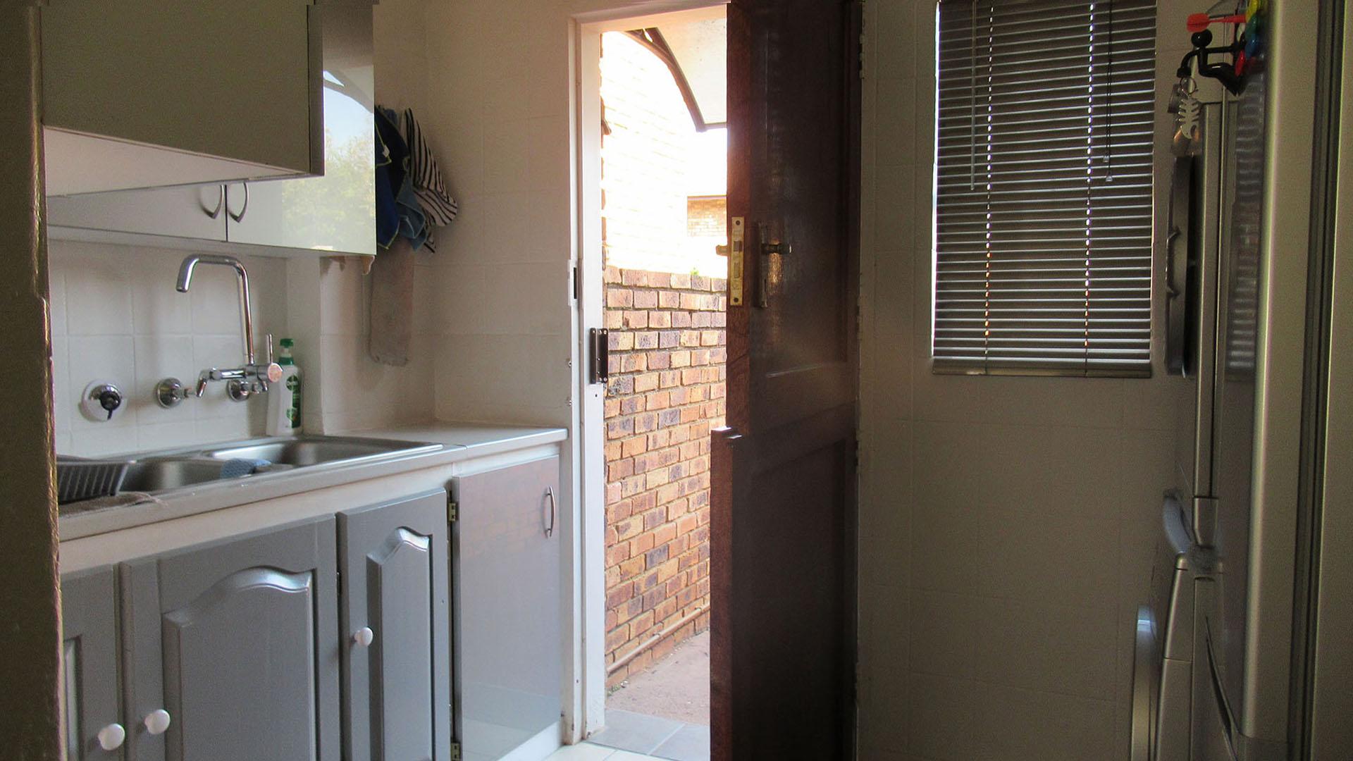 Kitchen - 12 square meters of property in Roodekrans