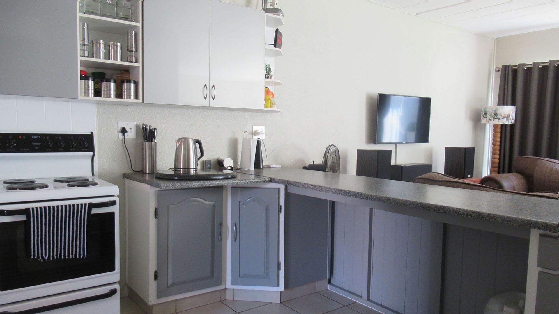 Kitchen - 12 square meters of property in Roodekrans