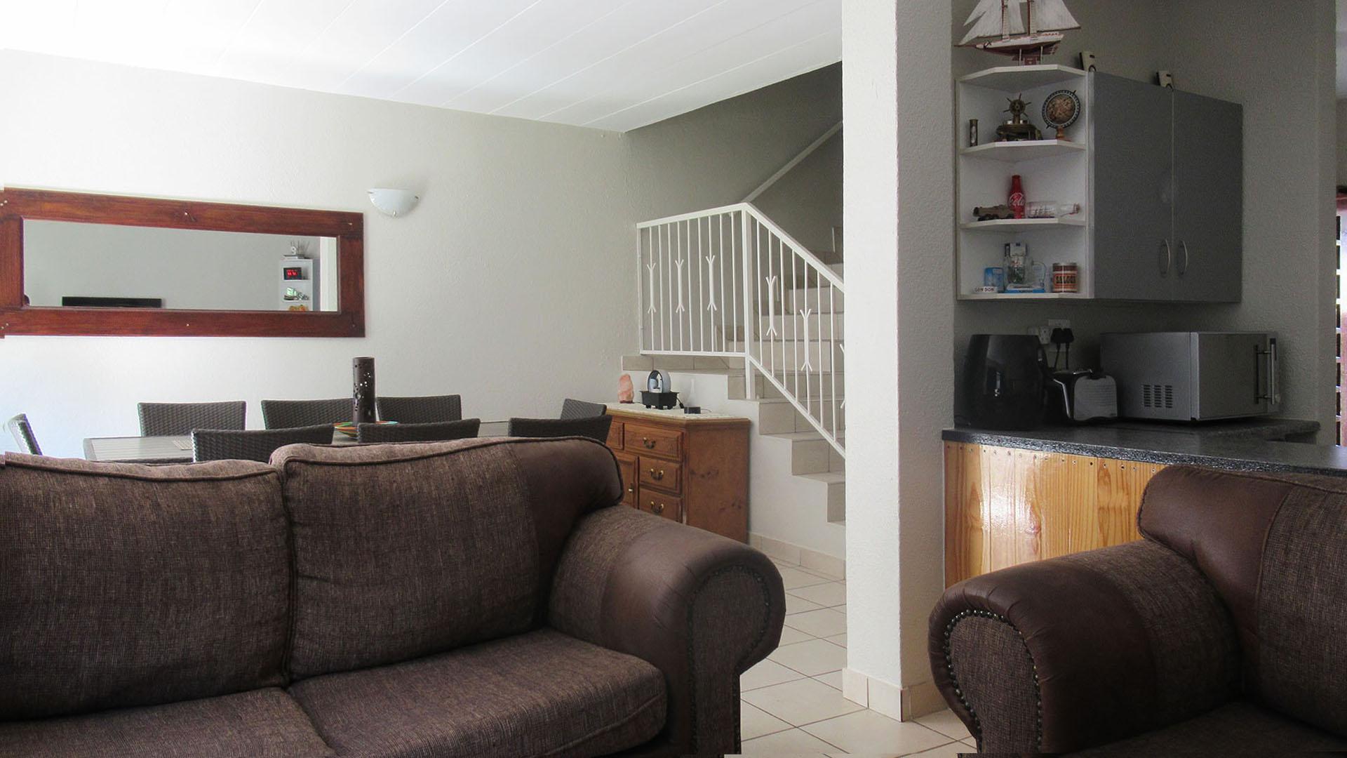 Lounges - 14 square meters of property in Roodekrans