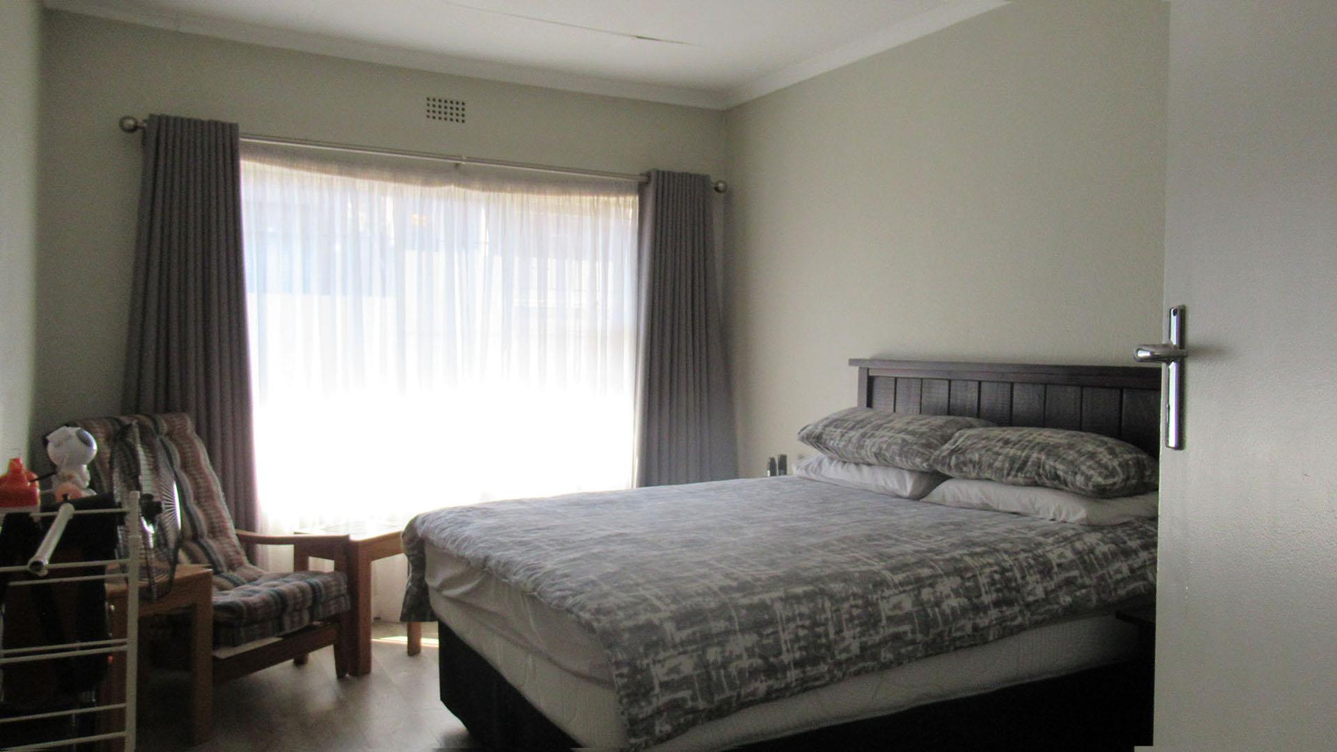Bed Room 2 - 17 square meters of property in Roodekrans