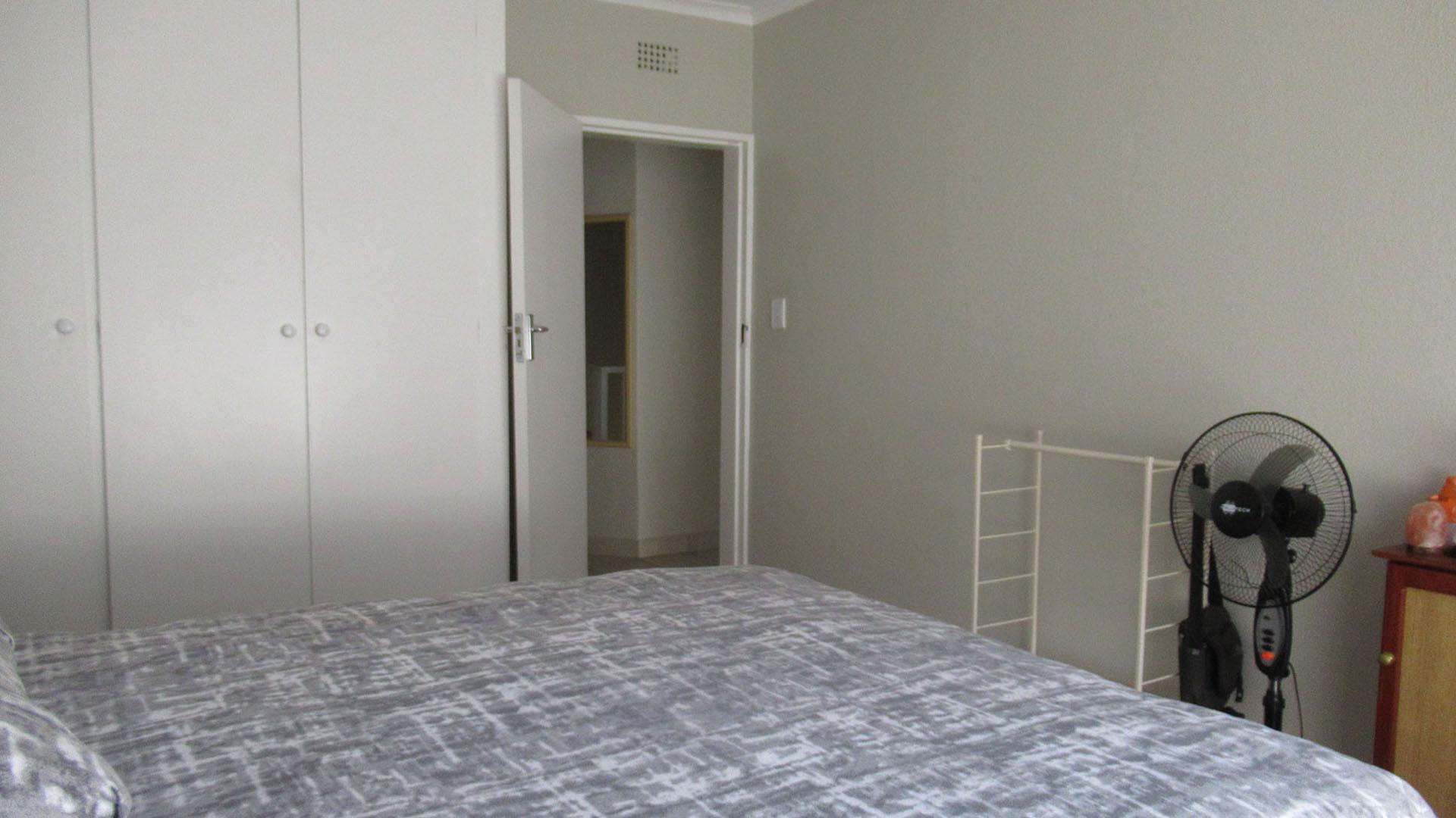 Bed Room 2 - 17 square meters of property in Roodekrans