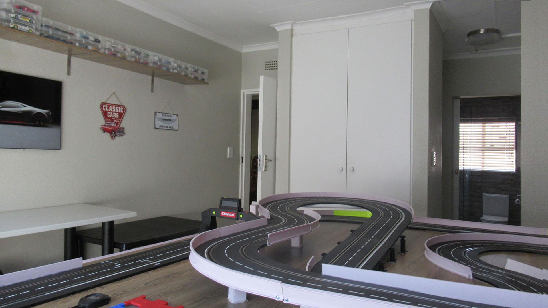 Main Bedroom - 23 square meters of property in Roodekrans