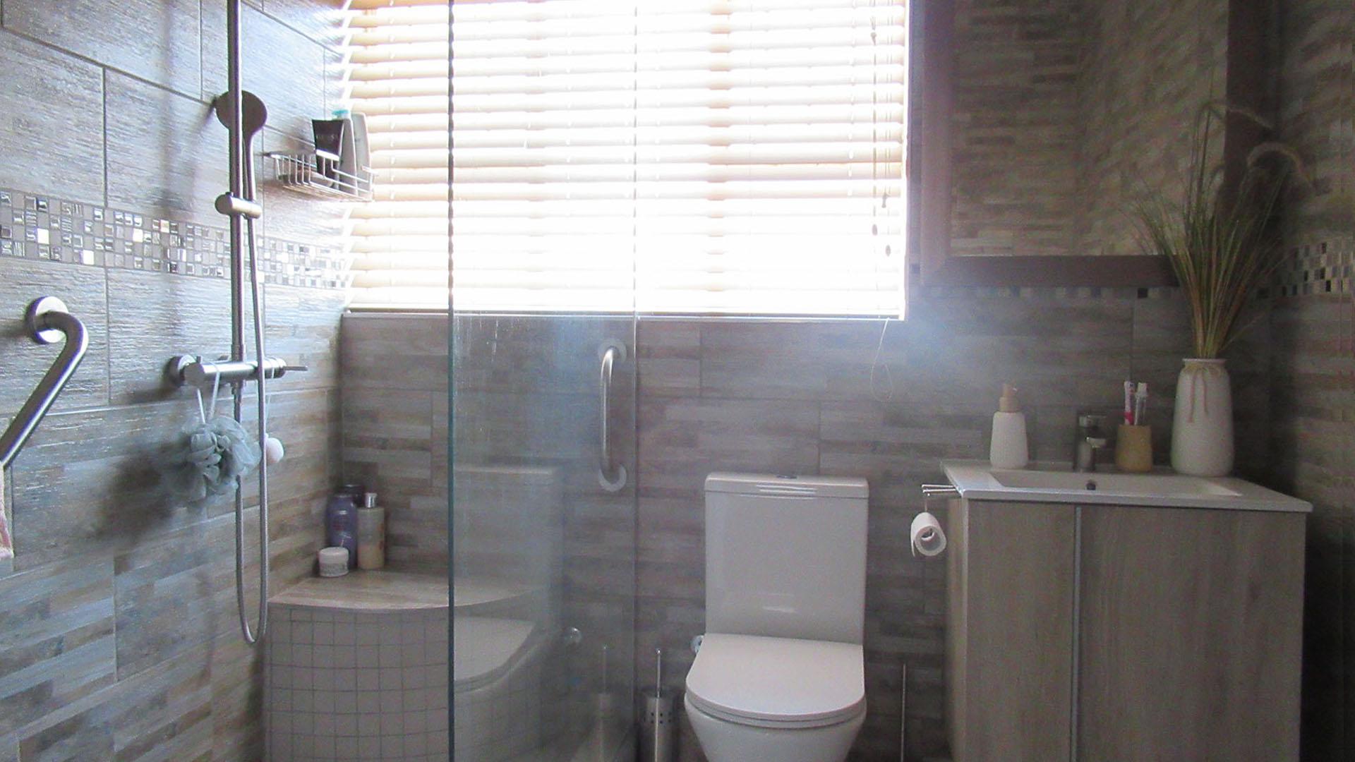 Main Bathroom - 5 square meters of property in Roodekrans