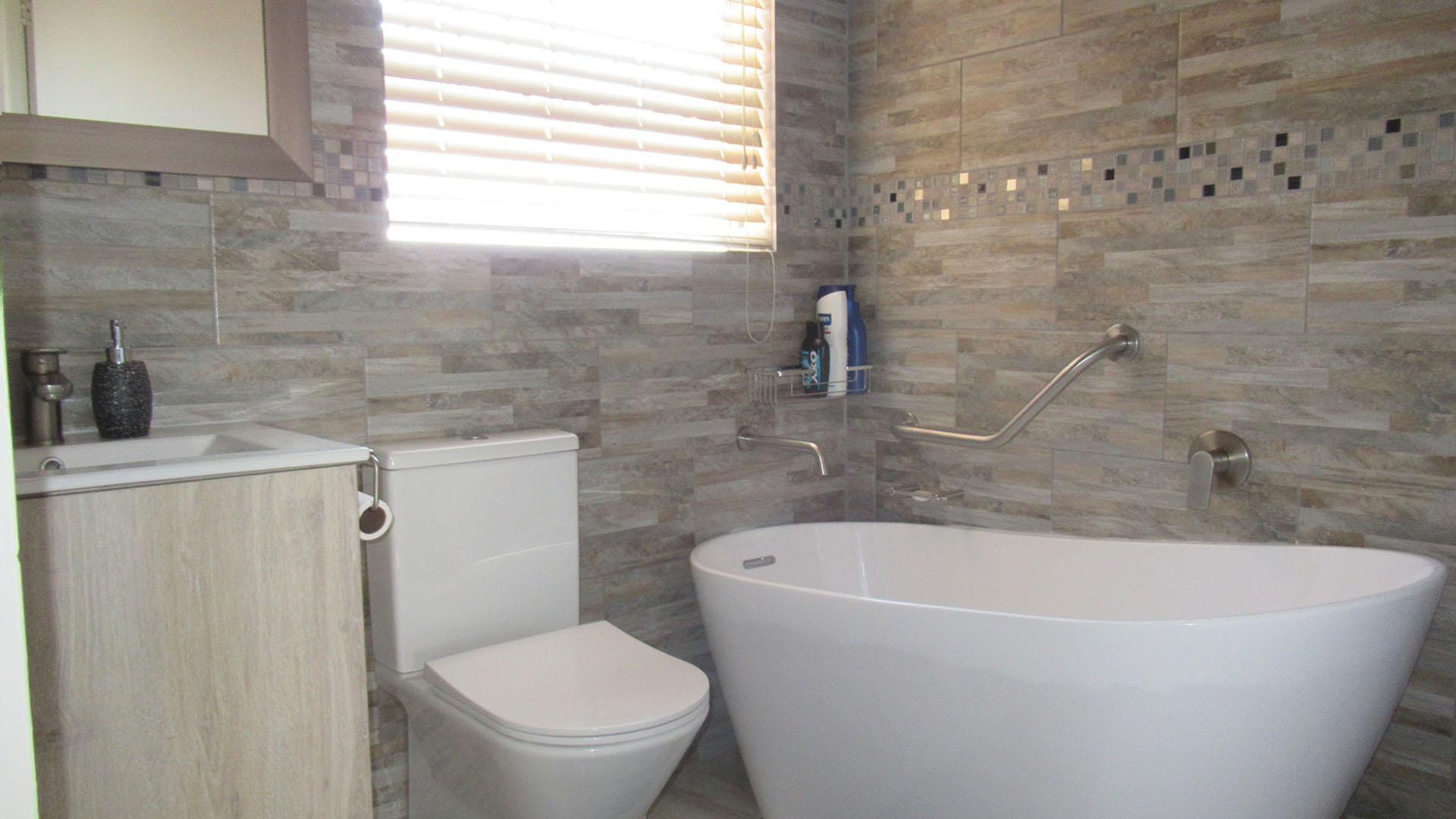 Bathroom 1 - 4 square meters of property in Roodekrans