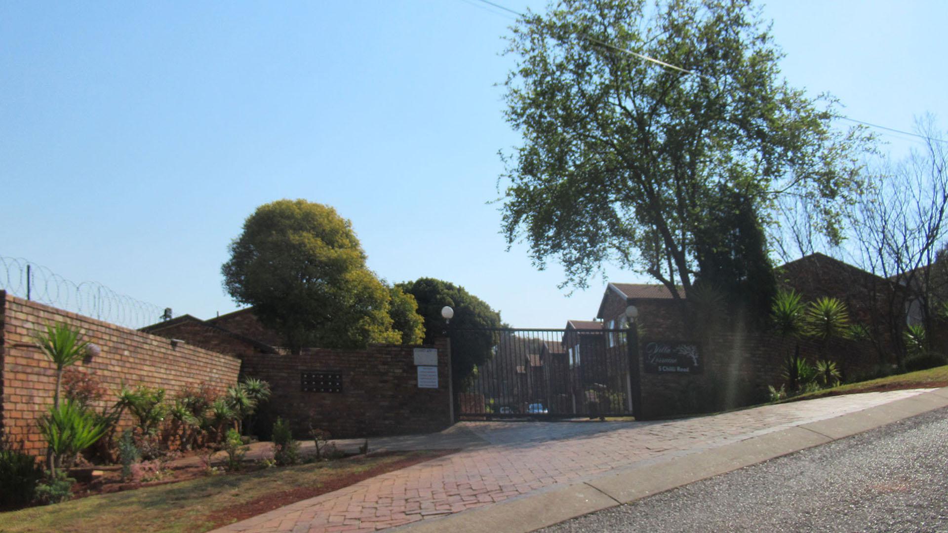 Front View of property in Roodekrans