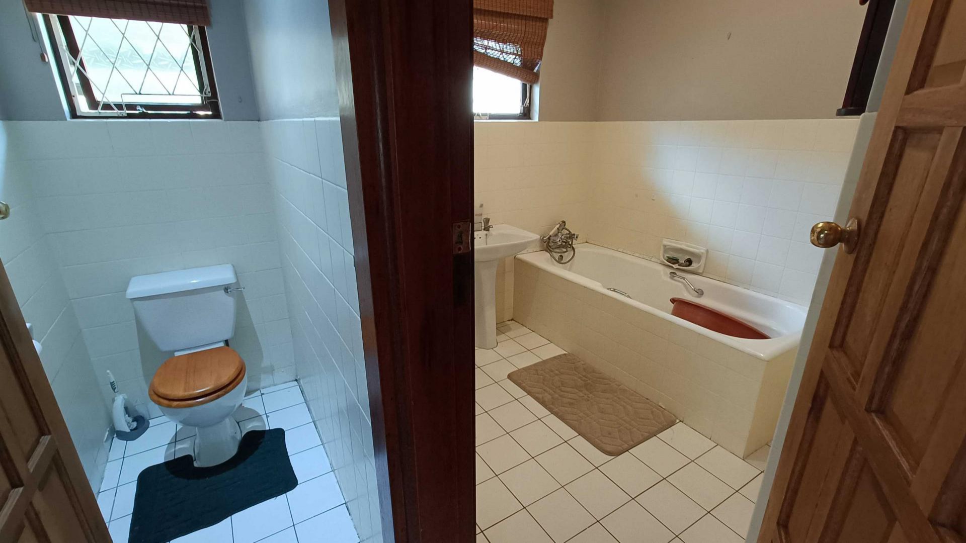 Bathroom 1 of property in Yellowwood Park 