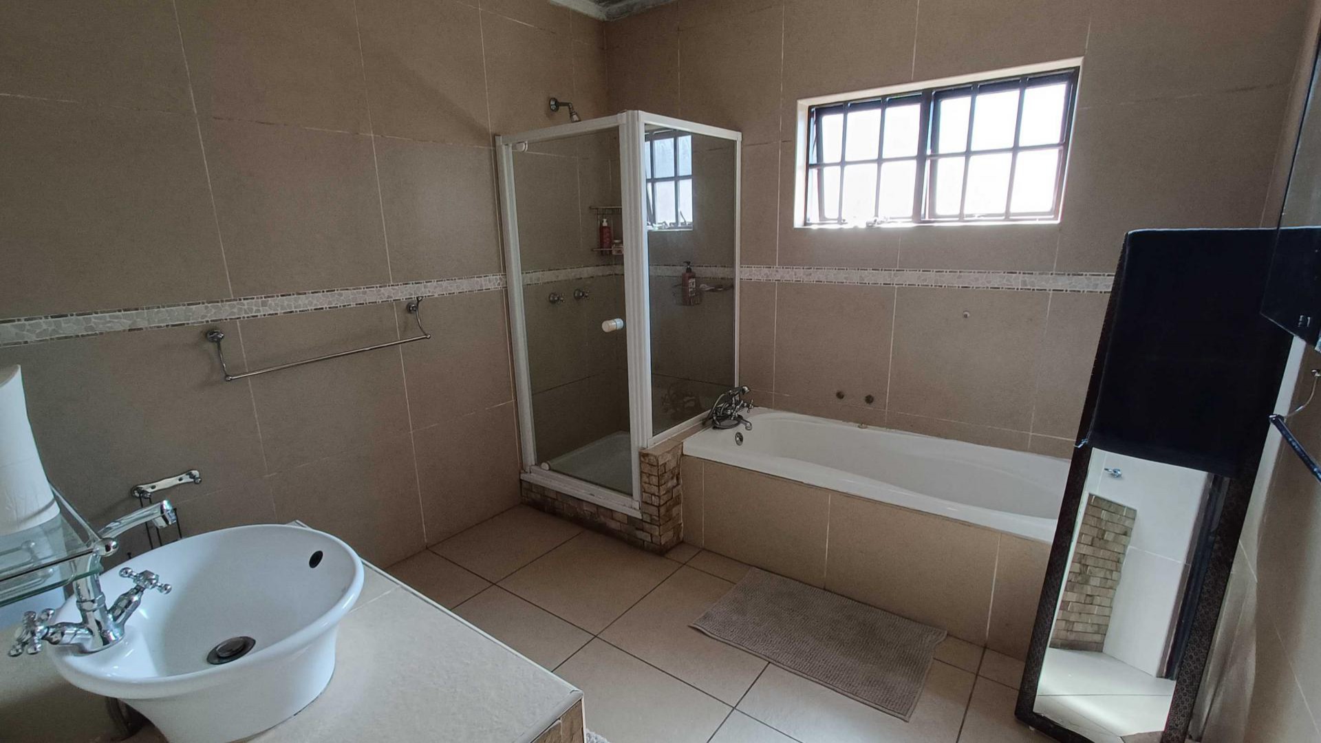 Main Bathroom of property in Yellowwood Park 