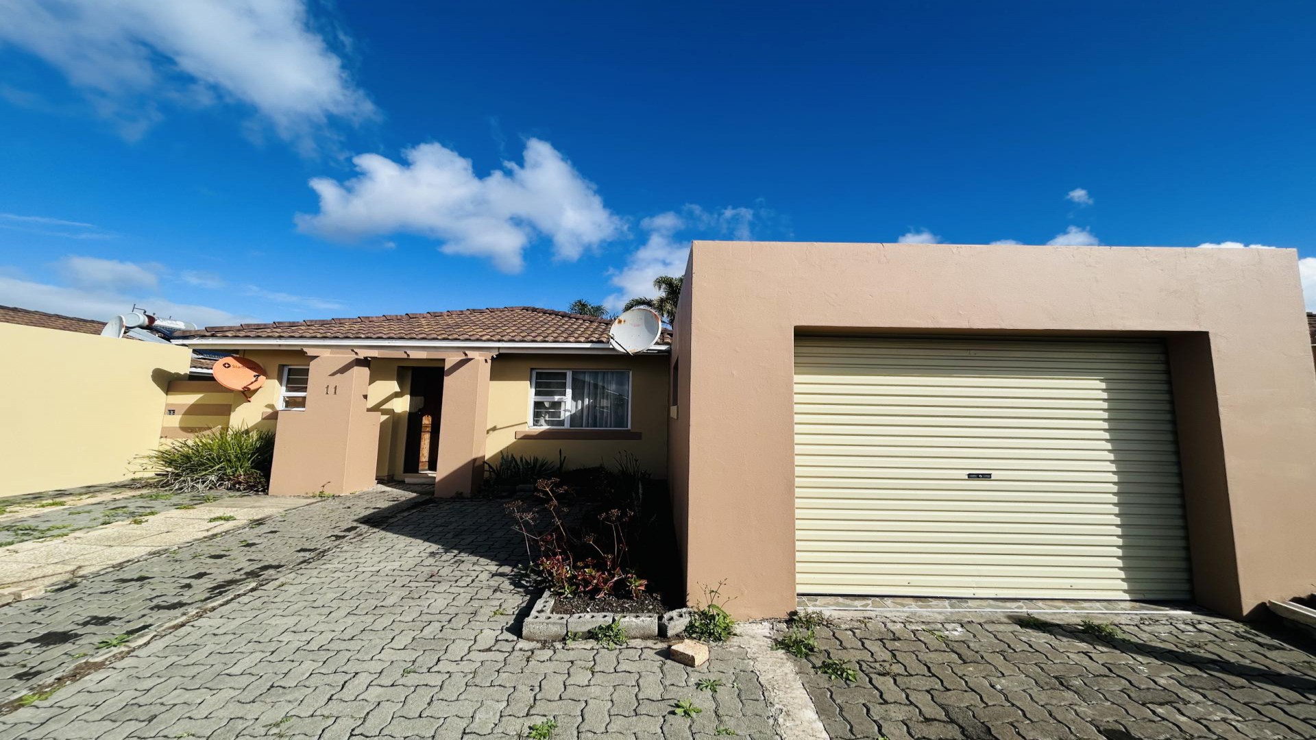 Garage of property in Saxilby