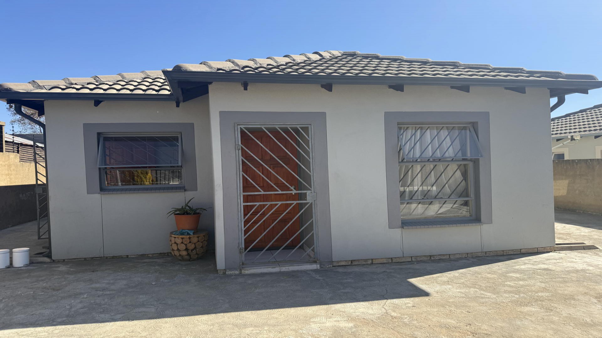 Front View of property in Riverside View