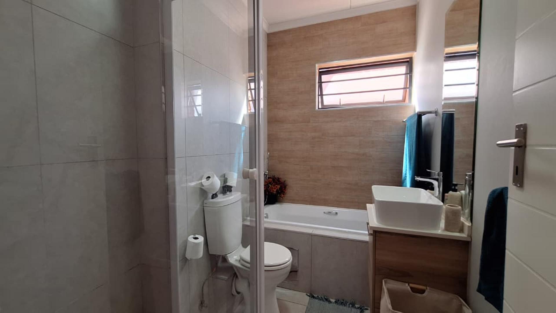 Bathroom 1 - 6 square meters of property in Witfontein