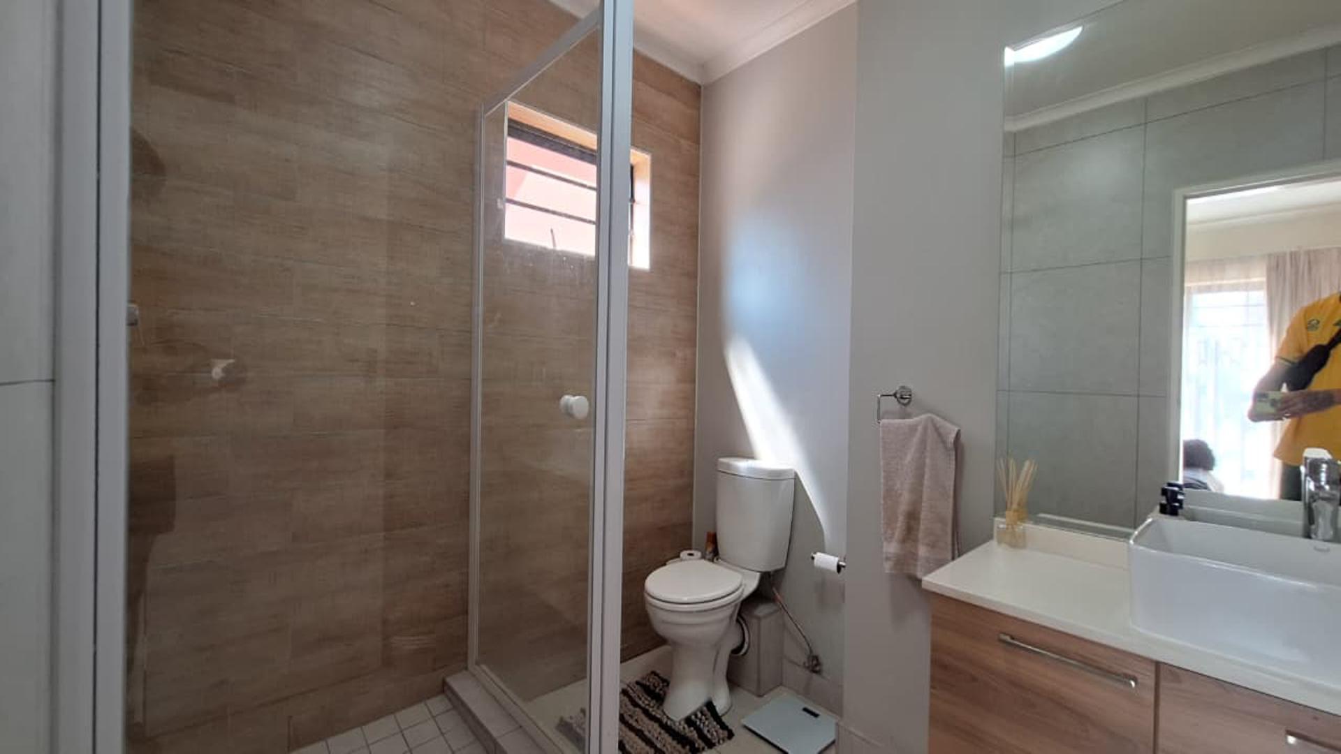 Main Bathroom - 6 square meters of property in Witfontein